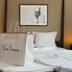 Univers Bocuse - A 200 M De La Legende Couette-café